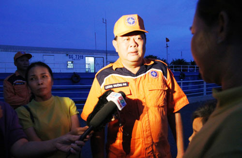 Ông Lương Trường Phi, Phó Giám đốc Vũng Tàu MRCC cho biết hiện có hàng chục tàu, thuyền đang tham gia tìm kiếm 4 thuyển viên vẫn còn mất tích.