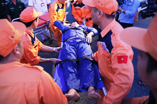 Thuyền viên sống sót được đưa vào bờ chuyển bệnh viện cấp cứu.