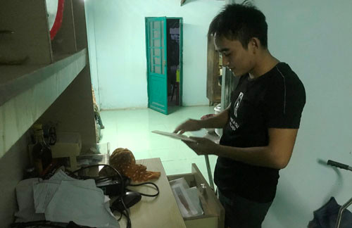 Sơn đang chuẩn bị bài vỡ để ngày mai đến lớp.