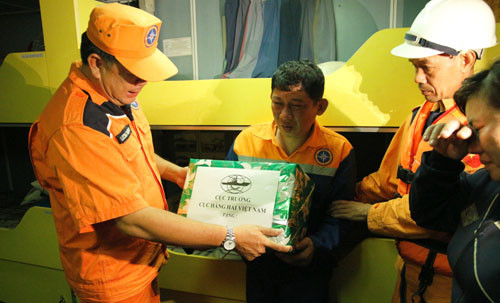 Đại diện Vũng Tàu MRCC tặng quàcủa Cục hàng hải Việt Nam cho các thuyền viên được cứu sống.