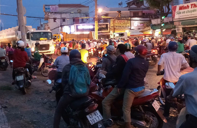 Đến tối qua 6/7, tình hình giao thông trên đường Huỳnh Tấn Phát, đoạn qua cầu Phú Xuân, huyện Nhà Bè giáp quận 7, TP HCM vẫn đang bị ùn tắc nghiêm trọng, do ảnh hưởng của vụ tai nạn giao thông xảy ra vào chiều cùng ngày. Đến tối qua 6/7, tình hình giao thông trên đường Huỳnh Tấn Phát, đoạn qua cầu Phú Xuân, huyện Nhà Bè giáp quận 7, TP HCM vẫn đang bị ùn tắc nghiêm trọng, do ảnh hưởng của vụ tai nạn giao thông xảy ra vào chiều cùng ngày.