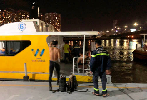 Lực lượng Cảnh sát cứu hộ - cứu nạn triển khai công tác tìm kiếm nam thanh niên nhảy cầu Sài Gòn.