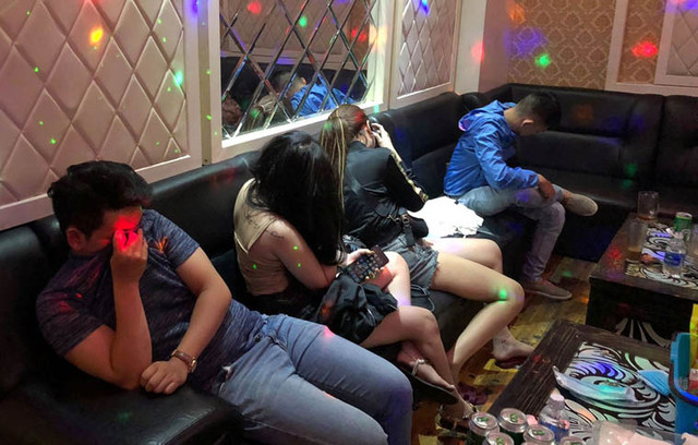 Tại thời điểm kiểm tra, lực lượng chức năng phát hiện trong 3 căn phòng của quán karaoke đang có 16 người (10 nữ, 6 nam) đang tổ chức sử dụng ma tuý. Tại thời điểm kiểm tra, lực lượng chức năng phát hiện trong 3 căn phòng của quán karaoke đang có 16 người (10 nữ, 6 nam) đang tổ chức sử dụng ma tuý.