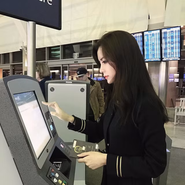 "Đứng tim" khi phát hiện gương mặt thật của mỹ nữ chụp nghiêng Đã có không ít những cô gái được dân mạng truy lùng vì bức ảnh chụp nghiêng xinh đẹp. Cô gái trong bức ảnh dưới đây tiếp tục là một trong những cô gái khiến các chàng trai 'yêu ngay từ cái nhìn đầu tiên'.