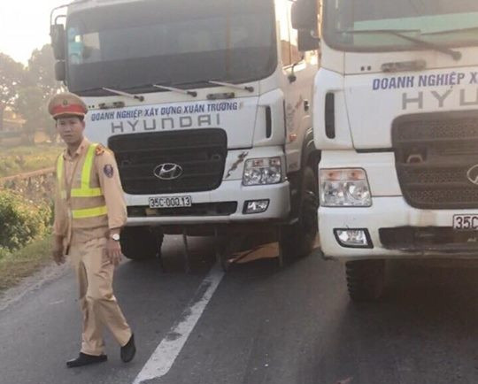 Dàn hàng xe tải chặn quốc lộ, tài xế “cướp” giấy tờ CSGT Dan hang xe tai chan quoc lo, tai xe “cuop” giay to CSGT