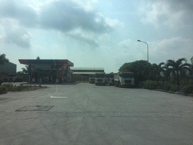 Dàn hàng xe tải chặn quốc lộ, tài xế “cướp” giấy tờ CSGT - Hình 3 Dan hang xe tai chan quoc lo, tai xe “cuop” giay to CSGT-Hinh-3
