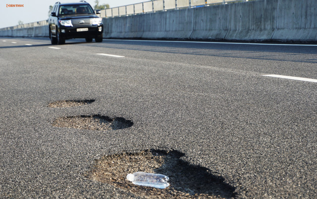 Tạm dừng thu phí cao tốc 34.000 tỷ do bong tróc, “ổ gà” Tam dung thu phi cao toc 34.000 ty do bong troc, “o ga”