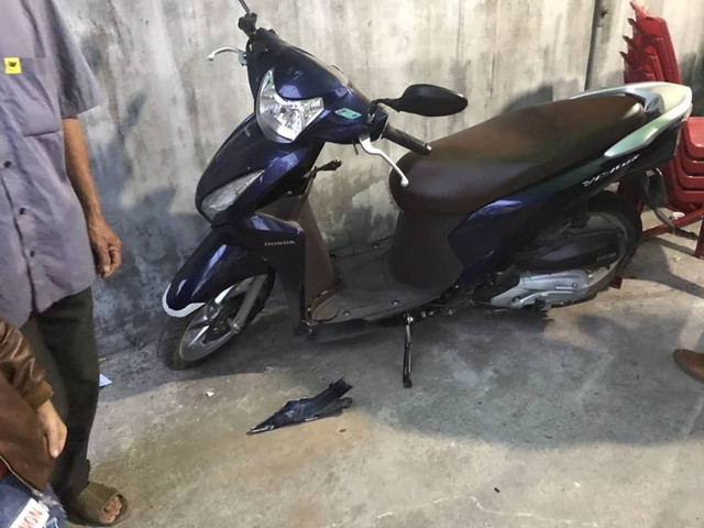 Ô tô “điên” đâm vào đám tang khiến 8 người bị thương rồi bỏ trốn - Hình 6 O to “dien” dam vao dam tang khien 8 nguoi bi thuong roi bo tron-Hinh-6