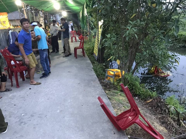 Ô tô “điên” đâm vào đám tang khiến 8 người bị thương rồi bỏ trốn - Hình 3 O to “dien” dam vao dam tang khien 8 nguoi bi thuong roi bo tron-Hinh-3