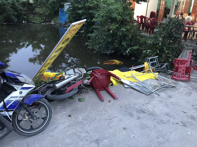 Ô tô “điên” đâm vào đám tang khiến 8 người bị thương rồi bỏ trốn - Hình 4 O to “dien” dam vao dam tang khien 8 nguoi bi thuong roi bo tron-Hinh-4
