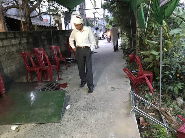 Ô tô “điên” đâm vào đám tang khiến 8 người bị thương rồi bỏ trốn - Hình 5 O to “dien” dam vao dam tang khien 8 nguoi bi thuong roi bo tron-Hinh-5