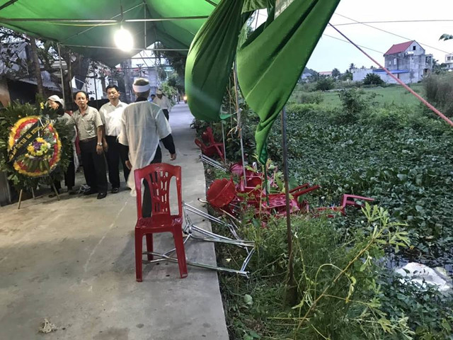 Ô tô “điên” đâm vào đám tang khiến 8 người bị thương rồi bỏ trốn - Hình 2 O to “dien” dam vao dam tang khien 8 nguoi bi thuong roi bo tron-Hinh-2