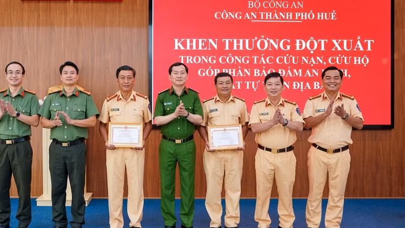 Khen thưởng hai CSGT hỗ trợ cấp cứu người đột quỵ