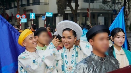 H’hen Niê được chồng giúp chỉnh sửa phục trang tại sự kiện