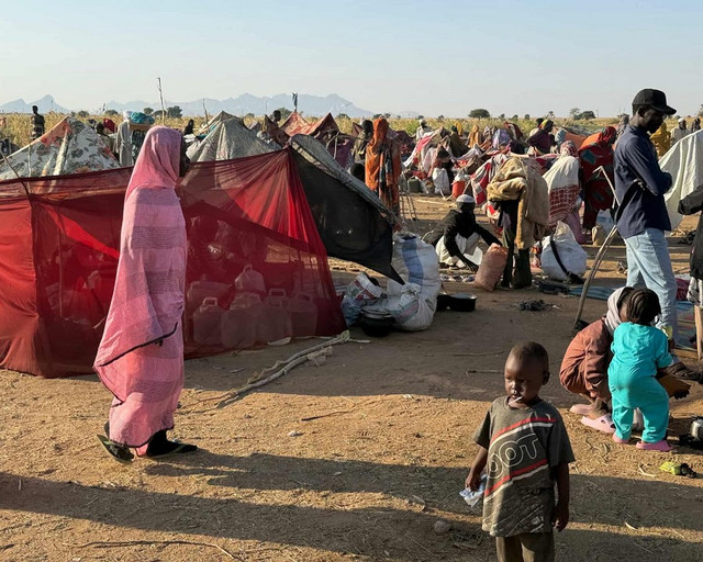 Người dân rời khỏi El Fasher sau khi nơi này bị lực lượng RSF chiếm giữ vào ngày 26/10, và đến Tawila. Ảnh: The Guardian. sudan.png