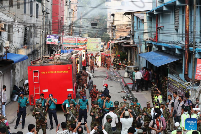 Theo Tân Hoa Xã, vụ hỏa hoạn xảy ra tại một nhà máy may mặc và nhà kho hóa chất ở phía trước trường Đại học Kinh doanh và Công nghệ Bangladesh, thủ đô Dhaka, ngày 14/10. (Nguồn ảnh: Xinhua News) bang1.jpg