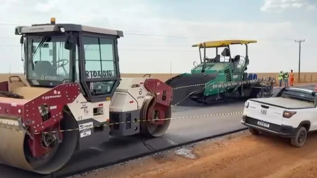 Khi đó, chiếc xe lu lao thẳng về phía một nhóm công nhân xây dựng đang làm việc trên đường, khiến hai người tử vong tại chỗ và một người tử vong tại bệnh viện. Ảnh: Newsflash. tai2.png