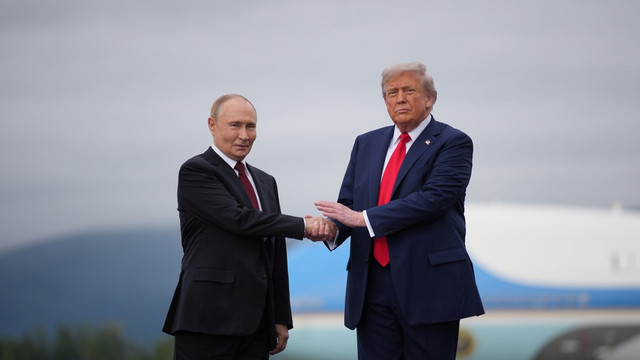 Tổng thống Mỹ Donald Trump (phải) chào đón Tổng thống Nga Vladimir Putin tại Anchorage, Alaska, Mỹ, ngày 15/8/2025. Ảnh: Getty Images. trumpputin.png