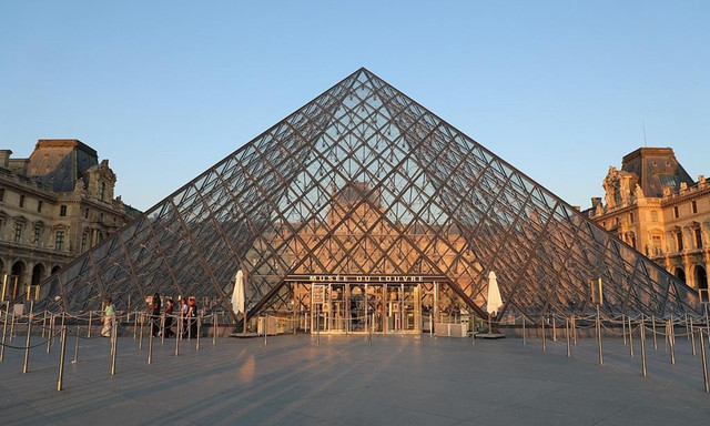 Hai nghi phạm trong vụ trộm tại Bảo tàng Louvre đã bị bắt giữ. Ảnh: VCG. untitled-4543.png