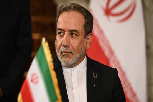 Bộ trưởng Ngoại giao Iran Abbas Araghchi tham dự lễ ký kết thỏa thuận với Tổng Giám đốc Cơ quan Năng lượng Nguyên tử Quốc tế (IAEA) Rafael Grossi tại Cairo, Ai Cập, ngày 9/9/2025. Ảnh: Stringer. iran.png