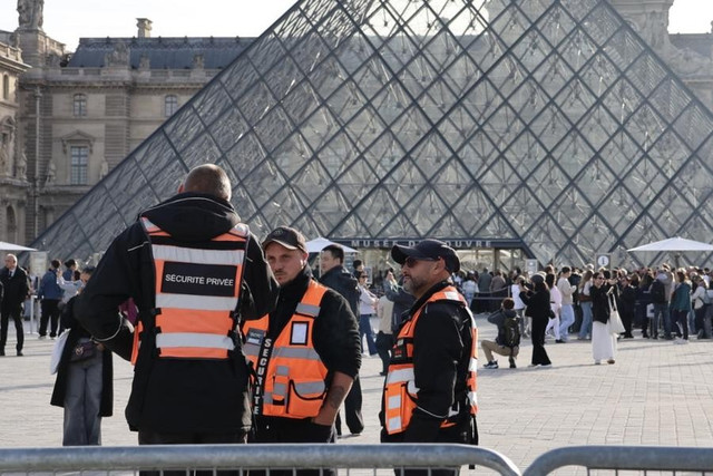 Lực lượng an ninh tuần tra bên ngoài Bảo tàng Louvre ở Paris, Pháp, ngày 22/10/2025. Ảnh: Xinhua. louvre1.png