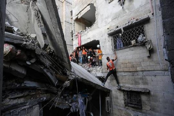 Người dân tìm kiếm trong các tòa nhà bị phá hủy tại Khan Yunis sau cuộc không kích của Israel vào phía nam Dải Gaza. Ảnh: Getty. israel.png
