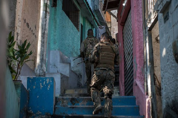 Cảnh sát thực hiện cuộc đột kích ở Rio de Janeiro, Brazil, ngày 28 /7/2020. Ảnh: NurPhoto. brazil1.png