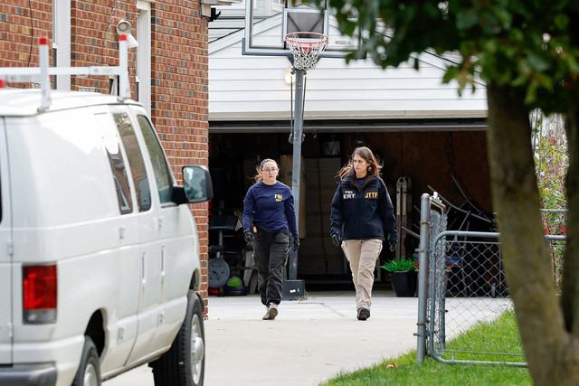 Các thành viên của FBI khám xét một ngôi nhà ở Dearborn, Michigan, vào ngày 31/10/2025. Ảnh: USA Today. fbi.png