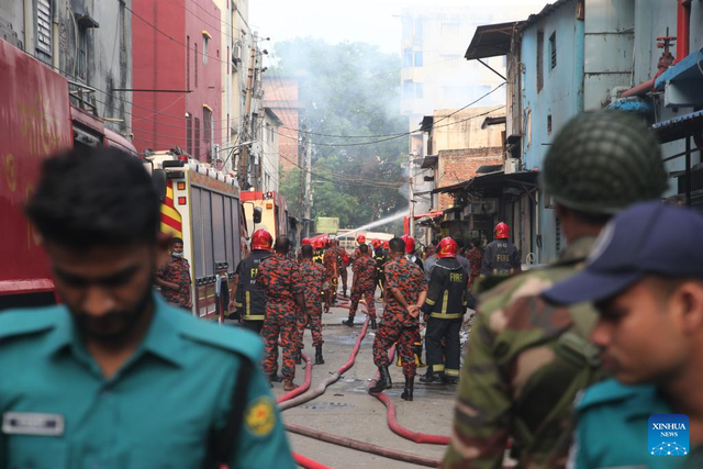 Ít nhất 12 đơn vị cứu hỏa đã có mặt tại hiện trường để dập tắt đám cháy vào khoảng 11h40 sáng 14/10. bang2.jpg