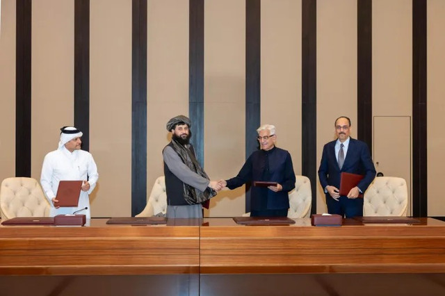Bộ trưởng Quốc phòng trong chính quyền của Taliban, Mullah Muhammad Yaqoob (giữa, bên trái), bắt tay Bộ trưởng Quốc phòng Pakistan Khawaja Muhammad Asif sau khi đạt được thỏa thuận ngừng bắn. Ảnh: Bộ Ngoại giao Qatar. pakistan.png