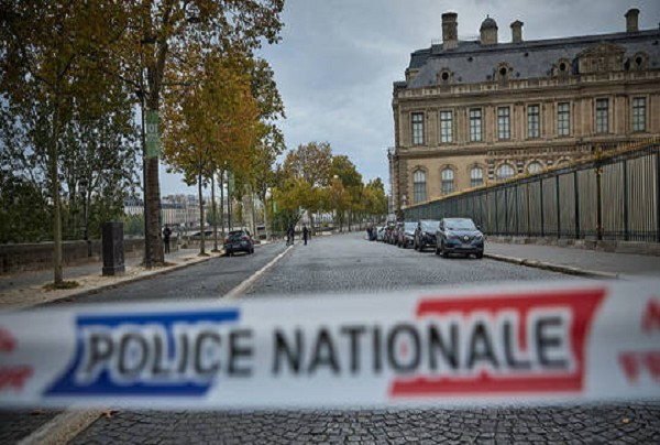 Các nhà chức trách vẫn đang điều tra vụ trộm tại Bảo tàng Louvre. Ảnh: Getty. phap.png