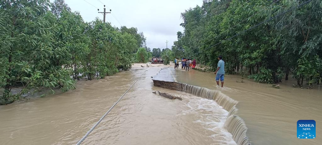 Theo Tân Hoa Xã, mưa lớn liên tục từ ngày 3/10 đã gây ra lở đất và lũ lụt trên khắp Nepal, cản trở giao thông đường bộ và đường cao tốc trong lễ hội Dashain, lễ hội Hindu lớn nhất và quan trọng nhất nước này. Ảnh: THX. ne1.jpg