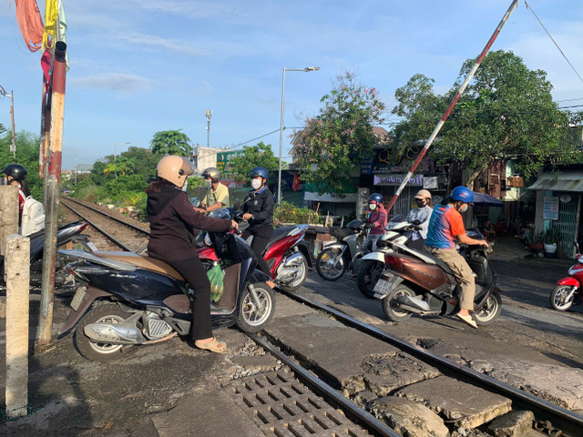 Người dân di chuyển qua lối mở khi đảm bảo ATGT (ảnh: Thanh Hải) z7146768976009-1450380f8be664787b3468ff300a4c5e.jpg
