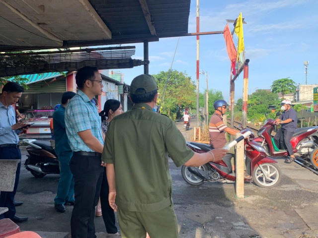 Ông Nguyễn Xuân Thanh, Bí thư Đảng ủy phường Tam Hiệp cùng nhiều lãnh đạo phường đi kiểm tra thực tế (ảnh: Thanh Hải) z7146768965495-4e06477eae2d2aff93efbec2c62caa1e.jpg