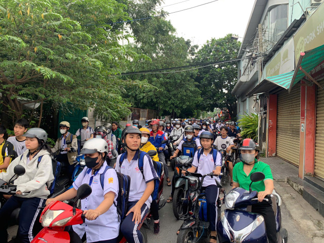 Rất đông học sinh, sinh viên và người lao động di chuyển qua lối mở mỗi ngày (ảnh: Thanh Hải) z7146769819599-e64205972b28c35459853509286cfa29.jpg