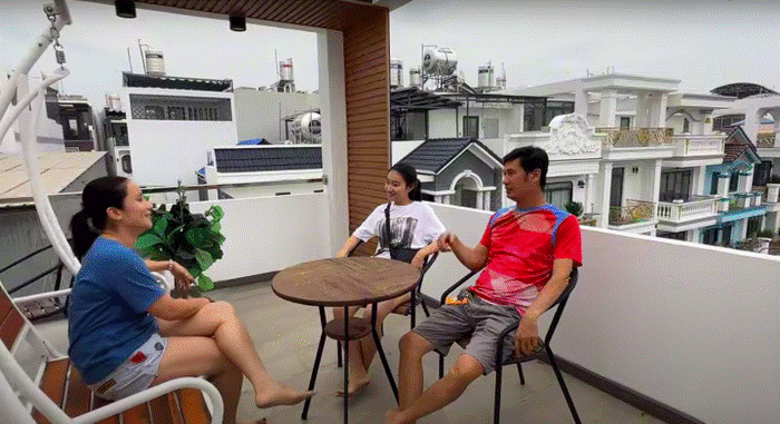 Sân thượng thoáng đãng là nơi thư giãn, trò chuyện lý tưởng. Ảnh chụp màn hình