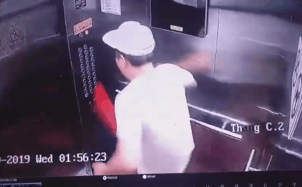 Gã đàn ông Hàn Quốc đạp văng bảng số thang máy rồi bỏ đi ở Sài Gòn Ga dan ong Han Quoc dap vang bang so thang may roi bo di o Sai Gon