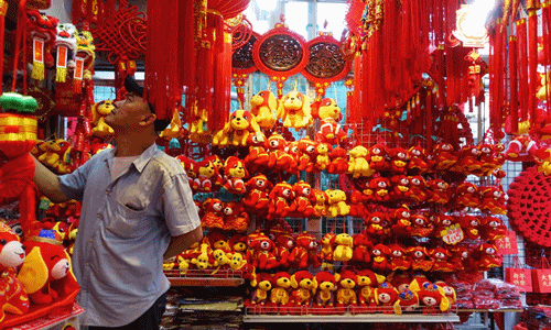 Gần Tết, người dân ở nhiều nước cũng hối hả đi mua sắm và trang trí đường phố. Ảnh: RICE Media.