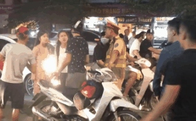 “Lỡ tay” sờ chỗ nhạy cảm của cô gái, 2 thanh niên nhận kết đắng “Lo tay” so cho nhay cam cua co gai, 2 thanh nien nhan ket dang