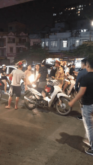 “Lỡ tay” sờ chỗ nhạy cảm của cô gái, 2 thanh niên nhận kết đắng - Hình 2 “Lo tay” so cho nhay cam cua co gai, 2 thanh nien nhan ket dang-Hinh-2