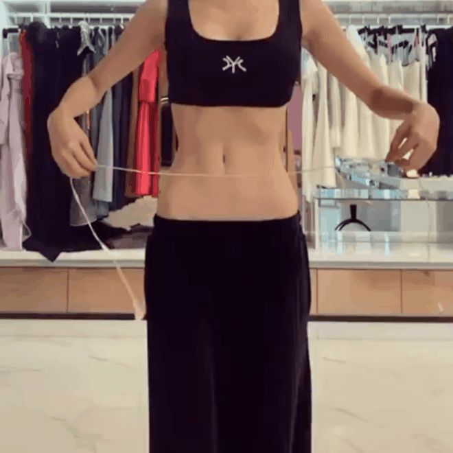 Thử thách đọ eo thon của dàn hot girl khiến dân tình bấn loạn - Hình 2 Thu thach do eo thon cua dan hot girl khien dan tinh ban loan-Hinh-2
