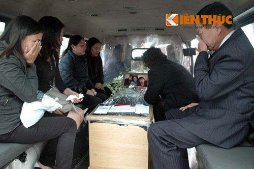 Lên xe để đưa di hài về gia đình.