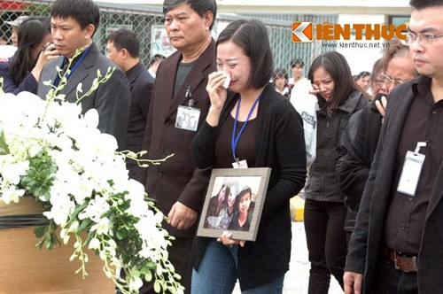 Người thân của mẹ con chị Minh không cầm được nước mắt khi đón di hài sau thời gian dài chờ đợi.