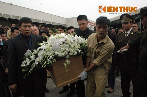 Sau khi làm xong các thủ tục cần thiết, lực lượng chức năng đưa di hài mẹ con chị Minh lên xe để rời khu vực ga hàng hóa.