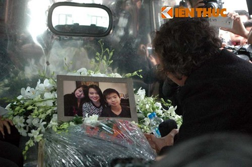 Di ảnh được đặt ngay ngắn trên quan tài chứa di hài 3 mẹ con.