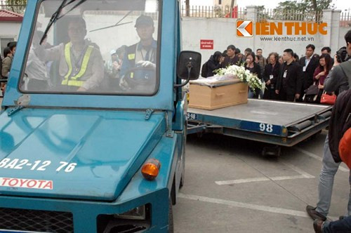 Khoảng 12h30, di hài 3 mẹ con chị Ngọc Minh đã chính thức về tới khu vực ga hàng hóa sân bay Nội Bài, Hà Nội, sau đó được làm thủ tục cần thiết để đưa về gia đình an táng.