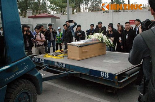 Người thân và các phóng viên vây quanh di hài của mẹ con chị Minh.