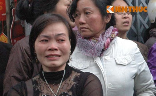 Có tiểu thương khóc nức nở, vì bao nhiêu tiền của bỏ vào cửa hàng bổng chốc tiêu tan hết.