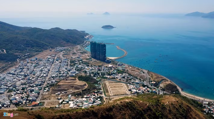 Khu đất rộng gần 28.000 m2 ở phường Vĩnh Hòa, TP Nha Trang, được giao cho Công ty CP khách sạn Bến du thuyền để thực hiện 2 dự án BT, gồm: Dự án khu ký túc xá Trường Chính trị tỉnh và dự án nâng cấp, mở rộng đường Mai Xuân Thưởng.Ảnh: Hiếu Duy.