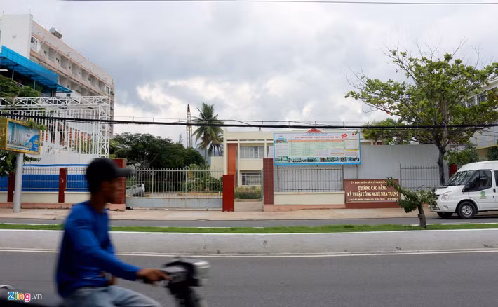 Một dự án BT đình đám khác ở khu đất rộng 27.300 m2 Cao đẳng nghề Nha Trang (sau đổi tên thành Cao đẳng Kỹ thuật - Công nghệ Nha Trang) cho Công ty CP Vinaminco Khánh Hòa (Vinaminco Khánh Hòa). Theo đó, tháng 10/2014, UBND tỉnh Khánh Hòa đồng ý thực hiện hợp đồng BT với Vinaminco Khánh Hòa để đầu tư xây dựng cơ sở vật chất cho Cao đẳng Kỹ thuật - Công nghệ Nha Trang tại xã Phước Đồng, với vốn đầu tư hơn 302 tỷ đồng.